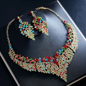 Detail van een luxe sieradenset met een statement ketting en kleurrijke strass oorbellen.