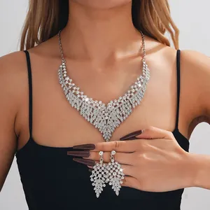 Detail van een luxe set met glinsterende strass-ketting en oorbellen voor avondmode
