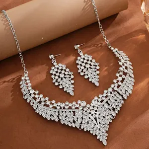Gedetailleerde weergave van sprankelende strass ketting en oorbellen set voor avondkleding