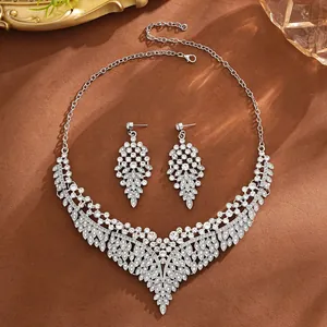 Gedetailleerd overzicht van luxe zilveren strass ketting en oorbellen set voor avondjurken