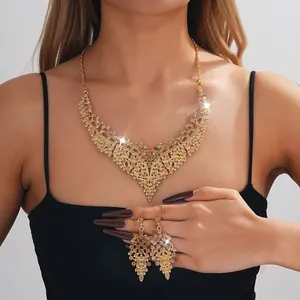 Gedetailleerde weergave van luxe gouden strass ketting en oorbellen set op een model