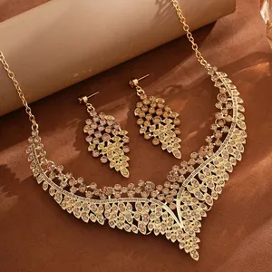 Gedetailleerd overzicht van luxe vergulde strass ketting en oorbellen sieradenset