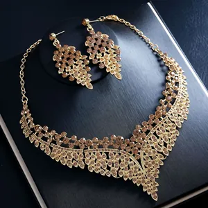 Gedetailleerde goudkleurige ketting en oorbellen set met amberkleurige stras