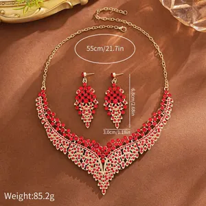 Gedetailleerde weergave van een luxe rode strass ketting en oorbellen set met maten