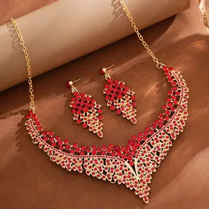 Gedetailleerd overzicht van luxe rode strass ketting en oorbellen set voor avondkleding