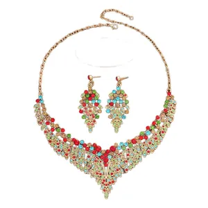 Elegante luxe sieradenset met ketting en oorbellen met kleurrijke strasstenen