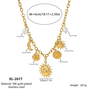 Collier en acier inoxydable plaqué or avec pendentifs soleil et lune et breloques perles.