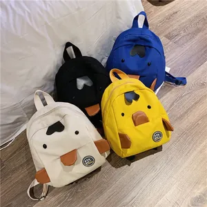 Selectie schattige canvas kinderrugzakken met vogelmotief in vier levendige kleuren.