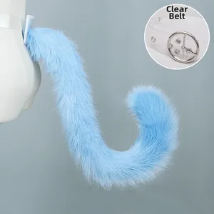 Dettaglio di coda di volpe in pelliccia sintetica azzurra con cintura trasparente regolabile.