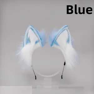 Primo piano di un cerchietto con orecchie da animale in peluche blu e bianco su supporto.