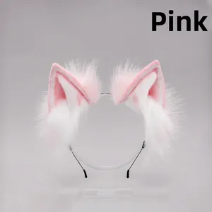 Vista dettagliata del cerchietto con orecchie di gatto in peluche rosa e bianco