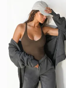 Gros plan d'un débardeur en maille côtelée marron ajusté et sexy pour femmes au printemps.