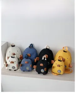 Collectie schattige kinderrugzakken met eendenthema in diverse kleuren en maten voor peuters.