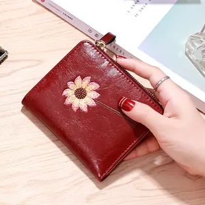 Elegante portafoglio in pelle bordeaux con ricamo girasole per donna in stile minimalista