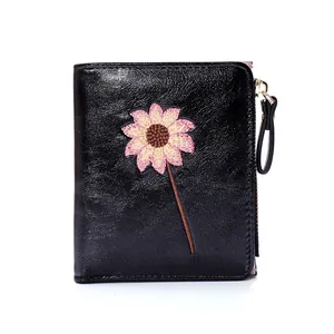 Elegante portafoglio nero da donna con ricamo floreale di girasole rosa finemente lavorato.