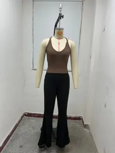 Vue complète d'un débardeur en maille côtelée marron et d'un pantalon évasé noir sur mannequin