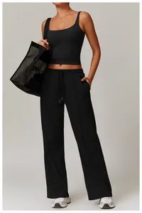 Λεπτομέρεια μαύρου slim fit αθλητικού τοπ γιόγκα με τετράγωνη λαιμόκοψη σε μοντέλο