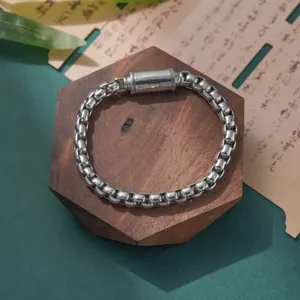 Primo piano dettagliato di un bracciale a spiga placcato argento con finitura opaca vintage