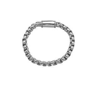 Dettaglio ravvicinato di un bracciale a catena dragon in argento con marchio 925