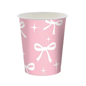 Bicchiere di carta rosa usa e getta con motivi a fiocco bianco e stelle per feste.