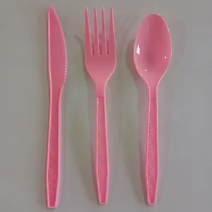 Vista dettagliata del set di posate in plastica rosa usa e getta con coltello e forchetta