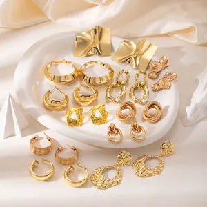 Ensemble de boucles d'oreilles dorées assorties aux styles géométriques et minimalistes
