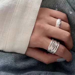 Anello in argento irregolare fatto a mano con trama in carta stagnola martellata unica