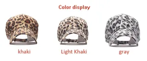 Tre colori di berretti da baseball con stampa leopardata: kaki, kaki chiaro e grigio