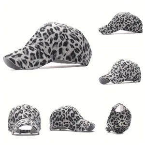 Vista multi-angolo dettagliata che mostra tutti i lati del berretto leopardato chic