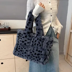 Elegante borsa tote in peluche leopardata grigia capiente per la moda autunno-inverno