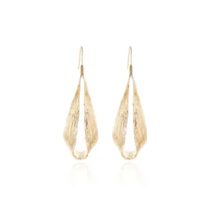 Boucles d'oreilles dorées irrégulières torsadées avec fini métallique texturé