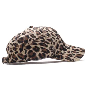 Vista laterale del berretto da baseball leopardato con cinturino regolabile sul retro