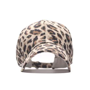 Vista macro dettagliata della trama del tessuto leopardato su un cappellino da baseball