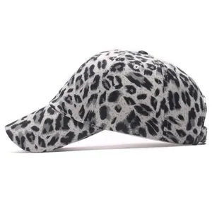 Elegante berretto da baseball leopardato grigio con visiera curva visto di profilo laterale