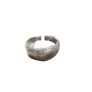 Anello in argento irregolare fatto a mano con trama martellata in stile unico
