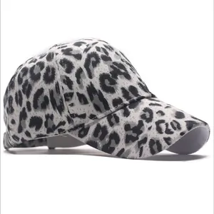 Cappello da baseball con stampa leopardata grigia per sport e protezione solare
