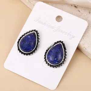 Gedetailleerde weergave van vintage druppelvormige oorbellen met een blauwe steeninleg
