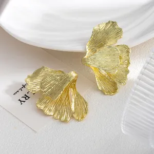 Boucles d'oreilles rétro en feuille de ginkgo dorée avec texture et forme d'éventail