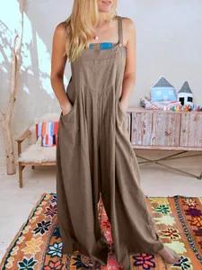 Detalle de peto holgado de algodón y lino marrón para mujer, con un diseño de estilo boho.