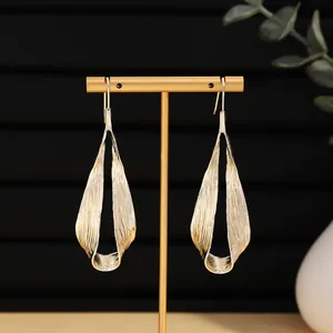 Élégantes grandes boucles d'oreilles larmes irrégulières dorées texturées au style épuré
