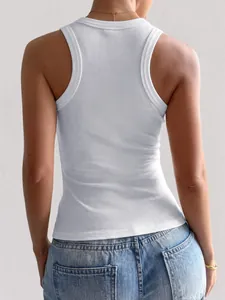 Vue arrière détaillée d'un débardeur blanc côtelé à dos nageur pour femme style Y2K