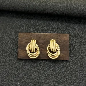 Vue détaillée de boucles d'oreilles anneaux dorés style vintage