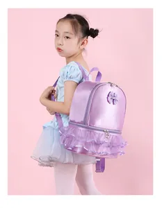Kleines Mädchen trägt einen lavendelfarbenen Ballettrucksack aus Satin mit Tüllrüschen.