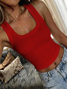Gros plan d'un débardeur sans manches rouge côtelé montrant la texture et le style Y2K.
