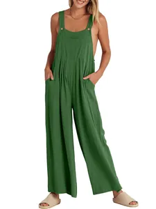 Vista de cuerpo completo de un mono informal de algodón y lino verde de pernera ancha.