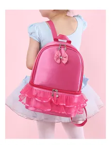 Detailansicht des rosa Ballettrucksacks mit Spitzenrüschen und Schleifendekor