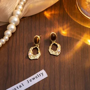 Boucles d'oreilles vintage en métal doré avec pierre brune et accents de perles