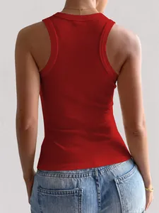 Vue arrière d'un débardeur rouge à dos nageur côtelé pour un style de mode Y2K