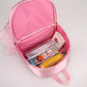 Rosa Ballett-Rucksack für Mädchen, geöffnet mit verschiedenen Schulsachen darin