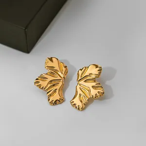 Boucles d'oreilles dorées irrégulières forme feuille avec finition métal premium